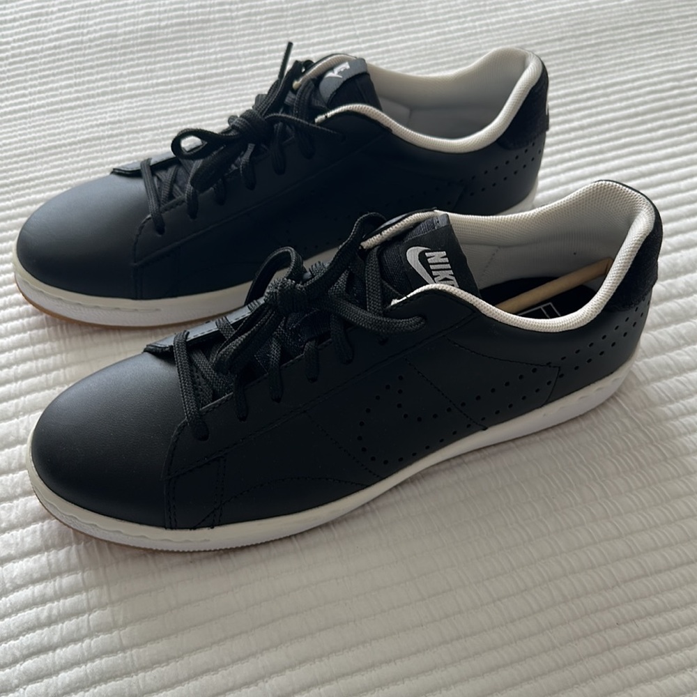 nike classic tennis shoes womens